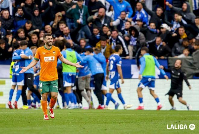 Gayà no da crédito con el penalti de Mendizorroza. (Foto: LALIGA)