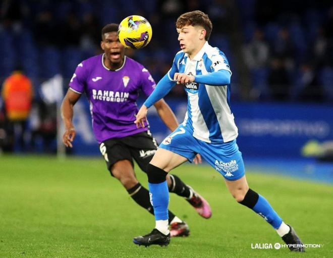 Diego Gómez controla un balón durante el Deportivo-Córdoba (Foto: LALIGA).