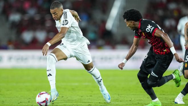 Kylian Mbappé y Johan Mojica en el partido de Son Moix (Foto: Europa Press)