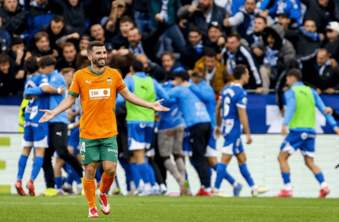 Gayà se lamenta tras la acción del penalti que les condenó.