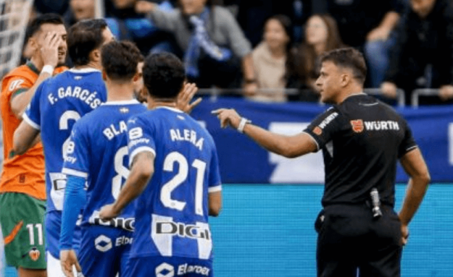 Gil Manzano vuelve del VAR en la jugada que cabrea a Javier Solís y al valencianismo (Foto: LALIGA)