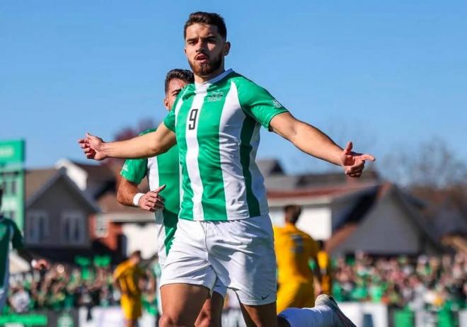 Álvaro García Pascual, jugando con la Marshall University.