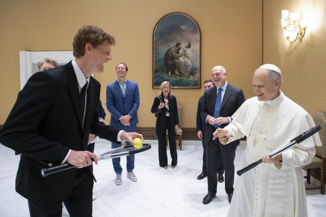 Jannik Sinner y León XIV, en la recepción en el Vaticano (Foto: Cordon Press).