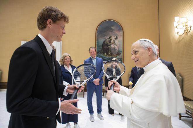 Jannik Sinner y León XIV, en la recepción en el Vaticano (Foto: Cordon Press).