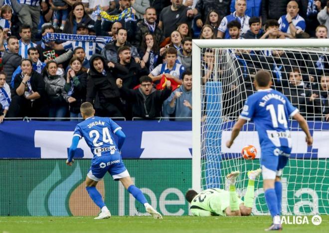 Joan Jordán anota el penalti ante el Valencia (Foto: LaLiga).