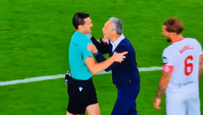 La celebración de Joaquín Caparrós con Martínez Munuera.