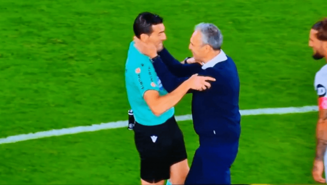 La celebración de Joaquín Caparrós con Martínez Munuera.