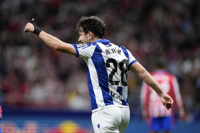 Pablo Marín agradece a un compañero durante el Atlético-Real Sociedad (Foto: Europa Press).