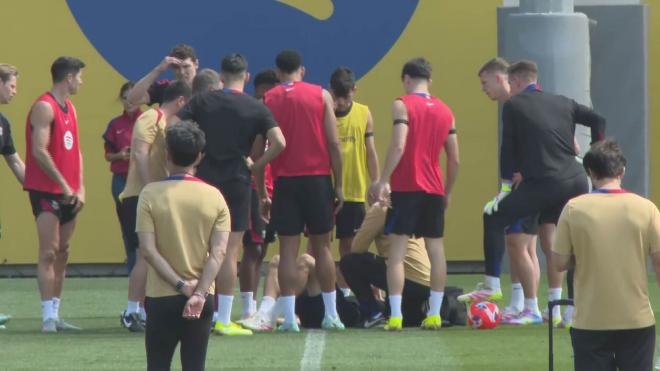 Pau Cubarsí tendido en el suelo tras el golpe con Lewandowski