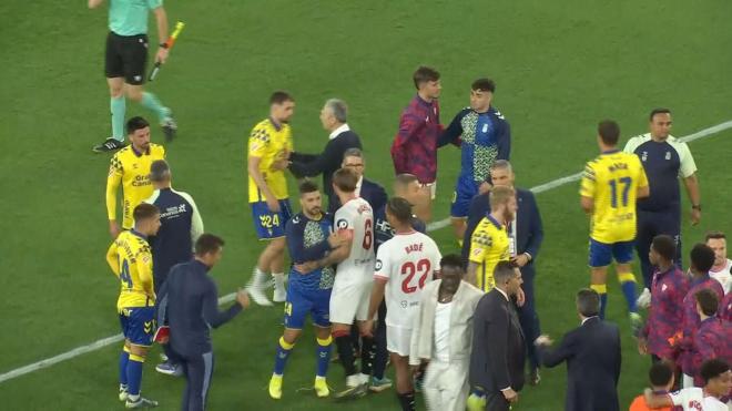Caparrós habla con Januzaj tras el Sevilla-Las Palmas.