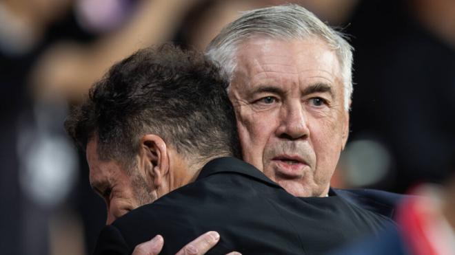 Simeone y Carlo Ancelotti antes de un derbi (Fuente: Cordon Press)