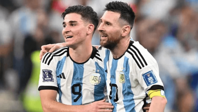 Leo Messi y Julián Álvarez celebran un gol con Argentina (Foto: EFE).