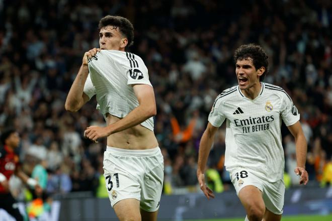 Jacobo Ramón besando el escudo del Real Madrid (Foto: EFE)