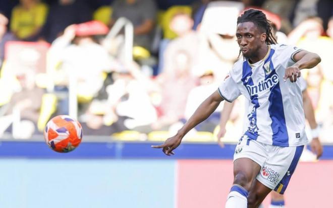 Neyou golpea el balón en el Villarreal-Leganés (FOTO: LALIGA)