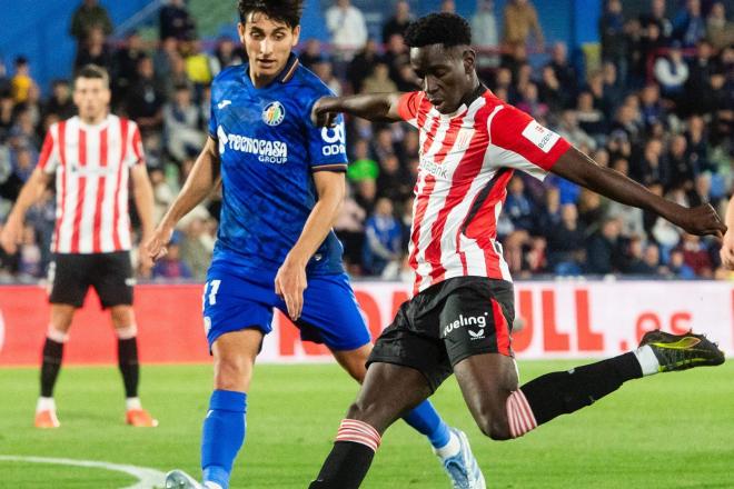 Adama Boiro chuta ante el Getafe en el Coliseum (Foto: Athletic Club).