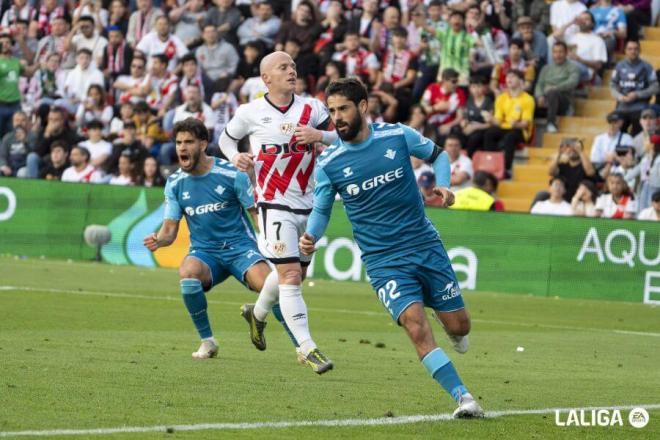 Isco Alarcón e Isi, en el Rayo-Betis (Foto: LALIGA).