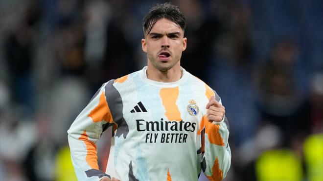Raúl Asencio calentando con el Real Madrid (Foto: Europa Press)