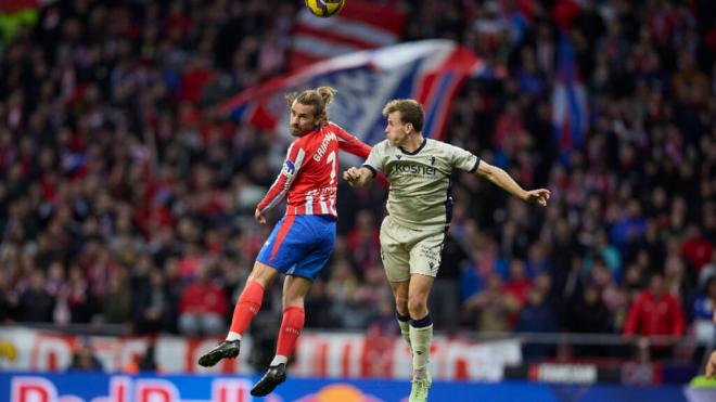 Griezmann y Pablo Ibáñez cabecean un balón (Foto: Cordon Press)