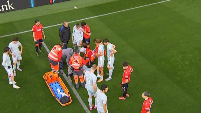 Pablo Barrios cae desploma al césped de El Sadar (Foto: Movistar+)