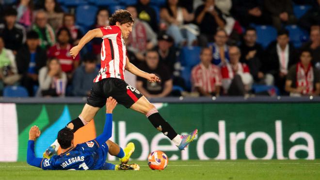 Unai Gómez ante Iglesias, del Getafe, en el Coliseum Alfonso Pérez (Foto: Athletic Club).