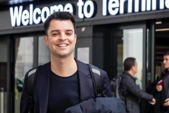 El Director General de Fútbol, Mikel González, en el aeropuerto de Manchester (Foto: Athletic Club).