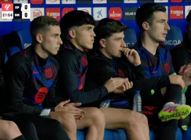 Los jugadores del FC Barcelona se paran a aplaudir el minuto de Dani Jarque