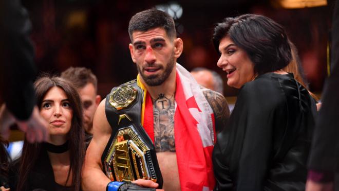 Ilia Topuria tras proclamarse campeón ante Volkanovski (Fuente: Cordon Press)