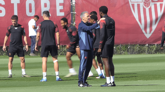 Joaquín Caparrós charla con Agoumé en la sesión del Sevilla (Imagen: Kiko Hurtado).