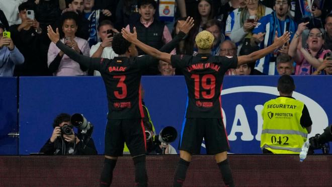 Lamine Yamal y Alejandro Balde celebrando el gol contra el Espanyol (Fuente: EFE)