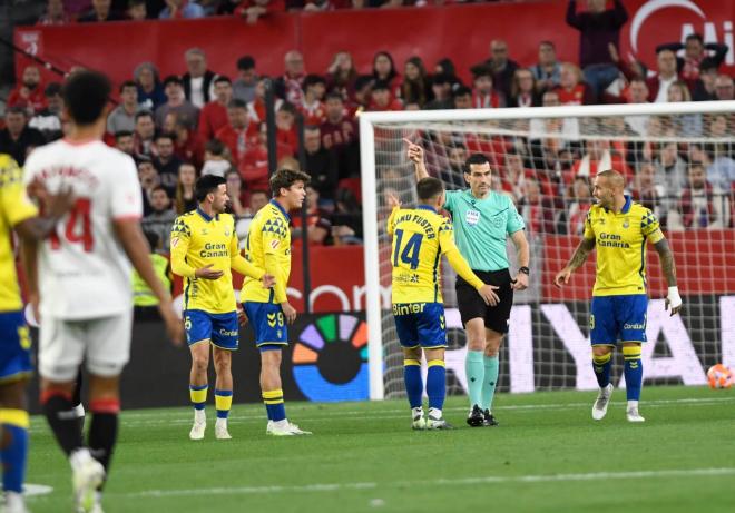 Los jugadores de Las Palmas protestan a Martínez Munuera en Sevilla (Foto: Kiko Hurtado).