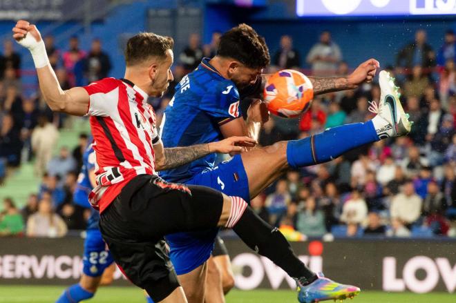 Berenguer pidió penalti de Alderete ante el Getafe en el Coliseum (Foto: Athletic Club).