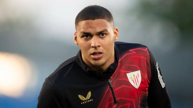 Maroan Sannadi calienta para el partido ante el Getafe CF en el Coliseum (Foto: Athletic Club).