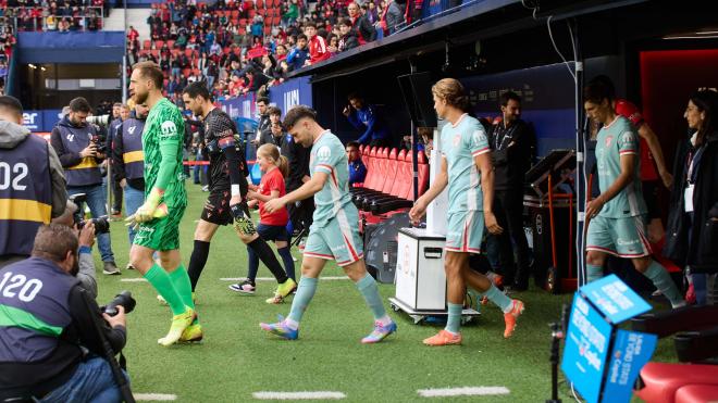 Los jugadores del Atlético de Madrid saltando al campo de El Sadar (Cordon Press)
