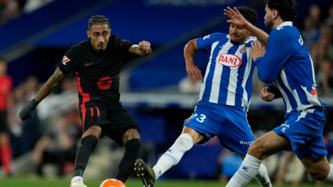 Raphinha y El Hilali en el Espanyol-Barcelona (Fuente: EFE)