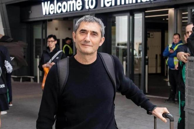 Ernesto Valverde, en el aeropuerto de Manchester (Foto: Athletic Club).