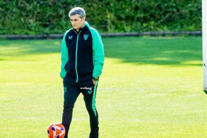Un pensativo Ernesto Valverde entrenando en Lezama (Foto: Athletic Club).