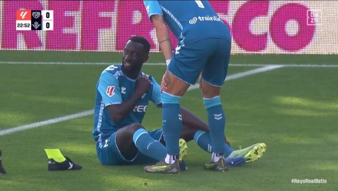 Sabaly, lesionado ante el Rayo.