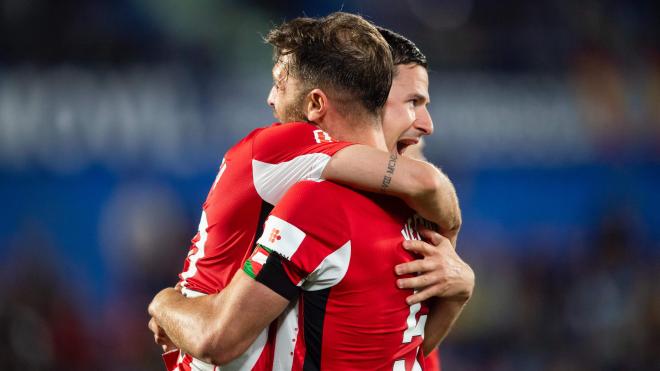 UN abrazo de Champions tras ganar ante el Getafe en el Coliseum (Foto: Athletic Club).