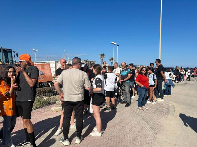 Aficionados haciendo cola para que les firmen Hugo Duro y Javi Guerra