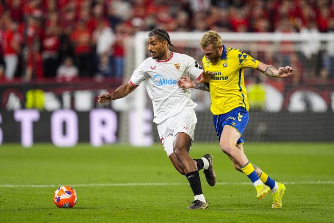 Loïc Badé disputa un balón con McBurnie durante el Sevilla - Las Palmas (Foto: Europa Press)