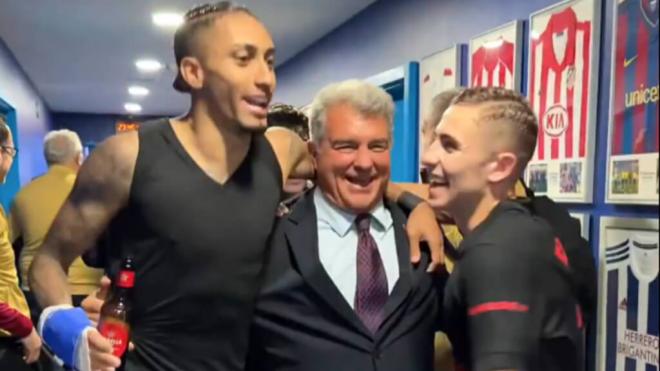 Joan Laporta en la celebración del 28º título de LALIGA con los jugadores (Foto: redes sociales)