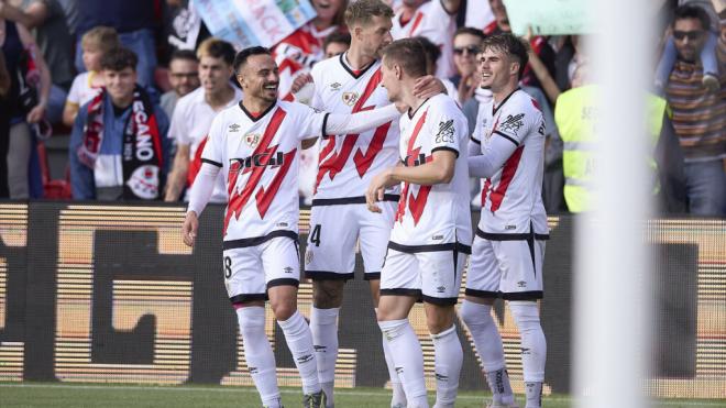 Los jugadores del Rayo Vallecano celebran un gol ante el Real Betis (Foto: Europa Press)