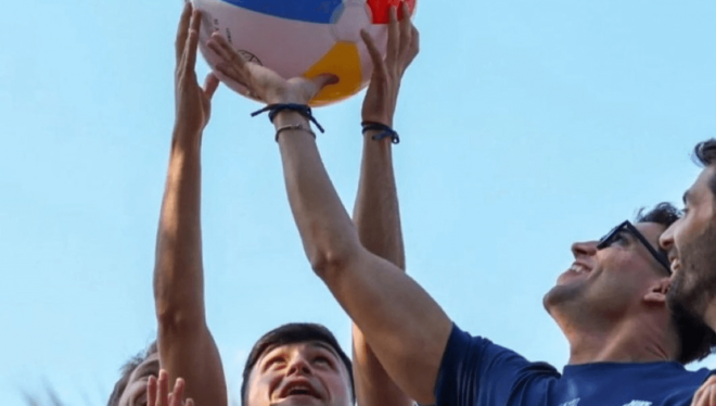 Vacile del Barcelona a Vinicius con un balón de playa (Foto: X).