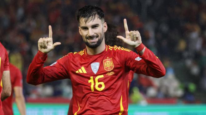 Álex Baena en un partido con la Selección (Cordon Press)