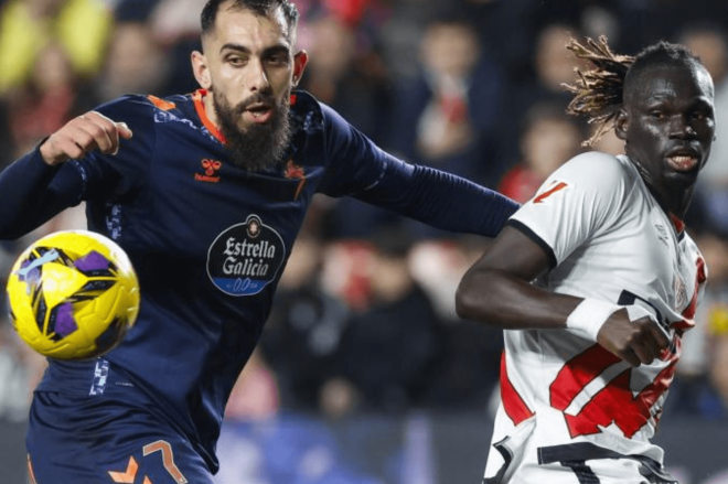 Borja Iglesias ante Mumin (Foto: EFE).