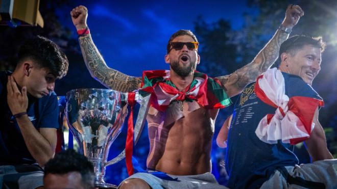 Íñigo Martínez, en la rúa del FC Barcelona (Foto: FCB en X)