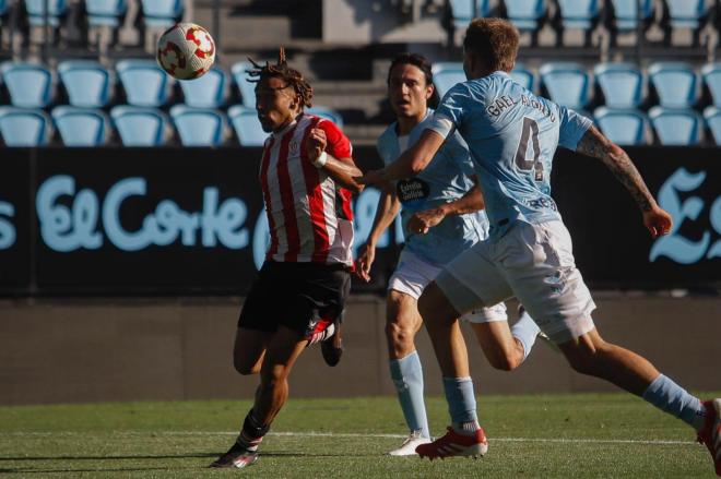 Johaneko ante Gael Alonso y Joel López (Foto: Athletic Club).