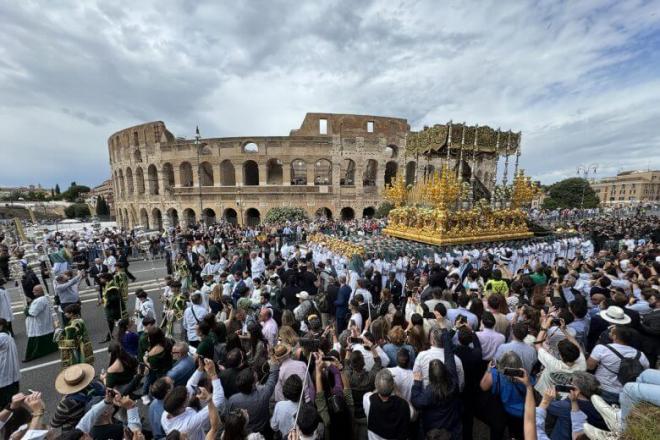 La Esperanza de Málaga, a los pies del Coliseo (Foto: EFE - Daniel Cáceres)