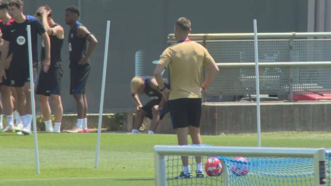 Lamine Yamal, sentado durante el entrenamiento del Barça