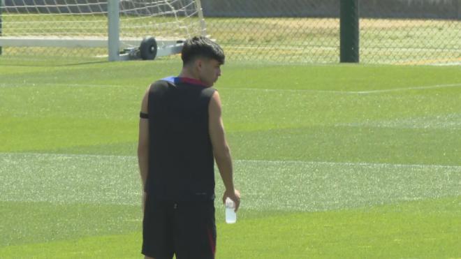 Pedri, con una botella de agua en el entrenamiento